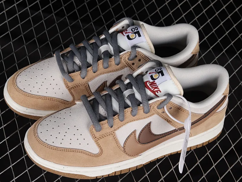All Categories Nk SB Dunk Series Nk SB Dunk Low Low-top sneakers Nk SB Dunk Low "85" Khaki brown double hook SB low-top sports and leisure sneakers DO9457-115